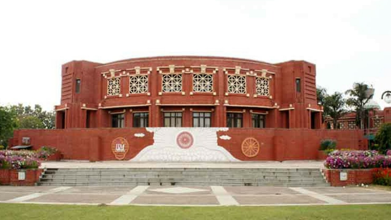 iim-lucknow-students-get-100-final-placements-in-three-days-it-sector