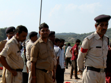 MP Police rescues three men in Bhopal's Hanumanganj area from mob suspecting them to be child-lifters MP Police rescues three men in Bhopal's Hanumanganj area from mob suspecting them to be child-lifters