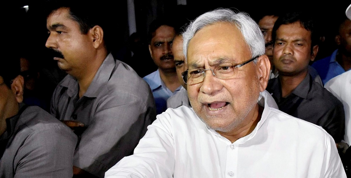 Black flag shown to Nitish Kumar over poor facilities at SKMCH in Bihar ...