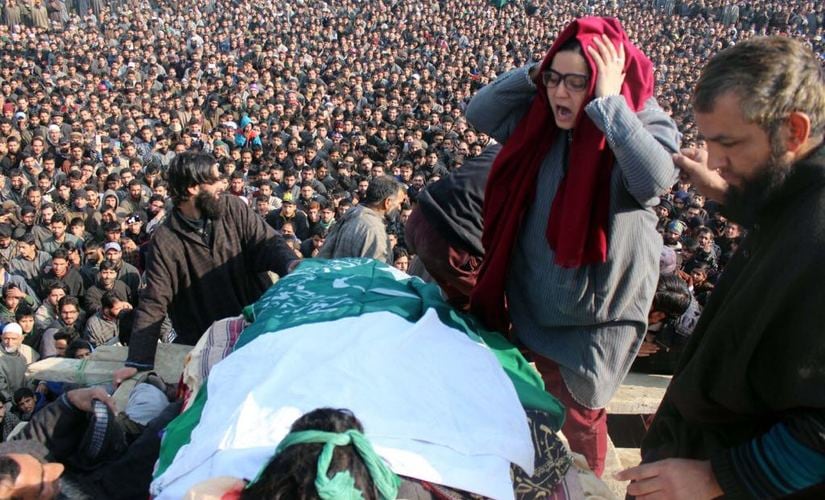 Yawar Wani's sister with his body. Image courtesy: Aasif Shafi