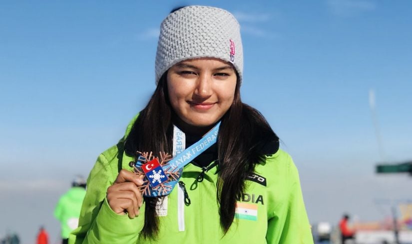 Aanchal Thakur with her bronze medal. Image courtesy: Twitter/@alleaanchal