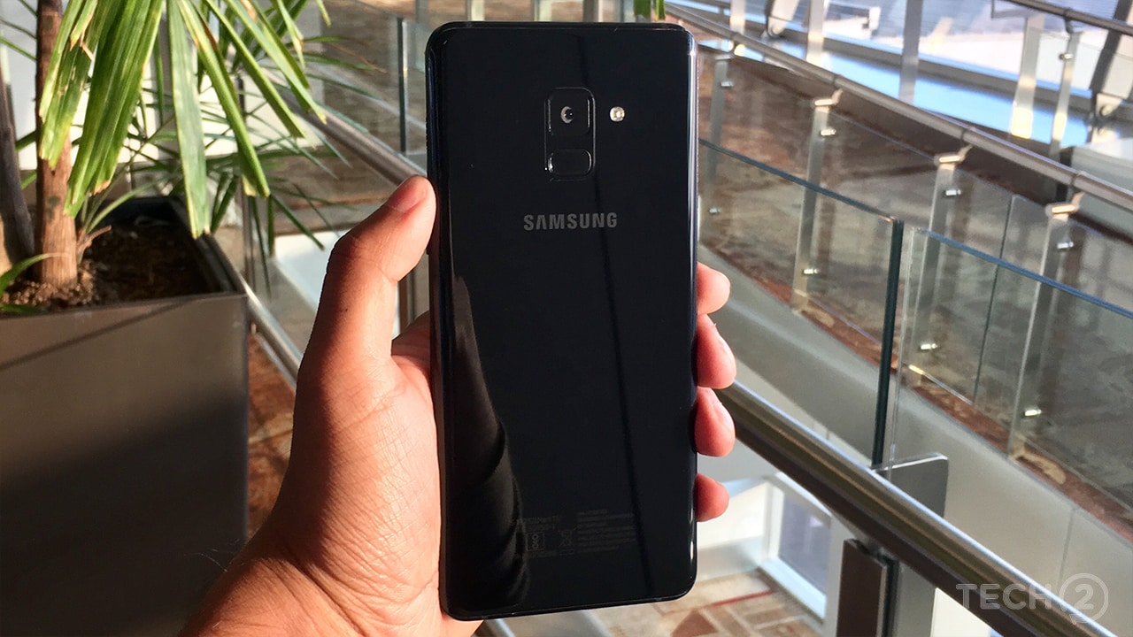 The back has a 3D glass pane which sandwiches the metal frame in the middle. Image: tech2/ Shomik Sen Bhattacharjee