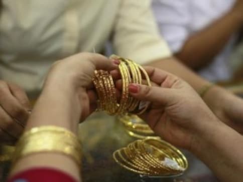 Gold prices rise by Rs 175 to Rs 32,275 per 10 gram in Delhi on global cues, jewellers' demand Gold prices rise by Rs 175 to Rs 32,275 per 10 gram in Delhi on global cues, jewellers' demand