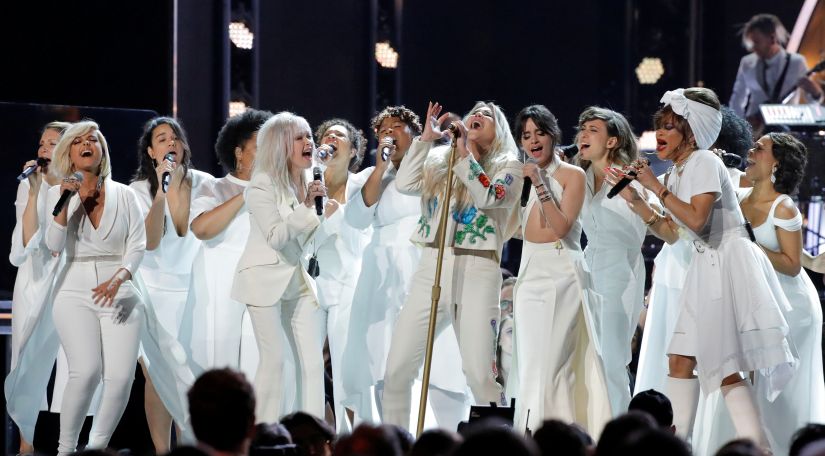 60th Annual Grammy Awards Show New York, U.S., 28/01/2018 Kesha (C) is joined by a multitude of singers as they perform "Praying." REUTERS/Lucas Jackson TPX IMAGES OF THE DAY - RC12FC9AB430