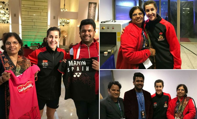 Carolina Marin poses with Harsh Yadav and his mother. Credit: Shivam Damohe