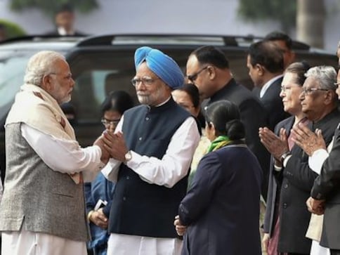 Weeks after row over PM's comments, Narendra Modi, Manmohan Singh shake ...