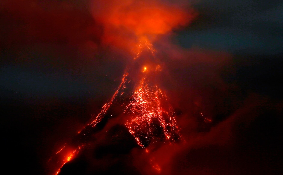 Philippines' Mayon volcano spews ash, rocks as thousands flee over ...