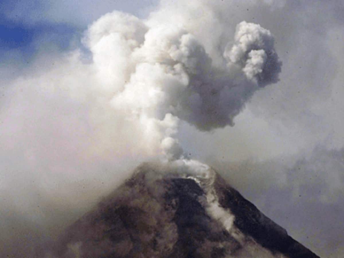 Thousands evacuated in Philippines as Mount Mayon volcano erupts three ...