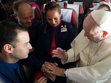 Pope Francis performs impromptu marriage ceremony for two flight attendants on airplane in Chile Pope Francis performs impromptu marriage ceremony for two flight attendants on airplane in Chile