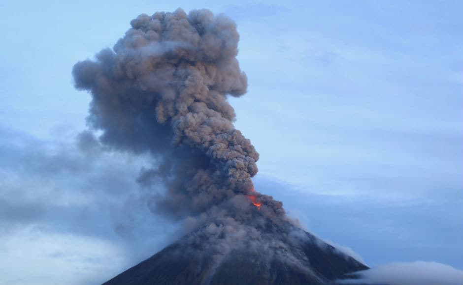 Philippine's Mount Mayon volcano continues to spew ash and lava ...