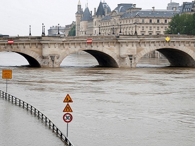 Paris readies for floods as river Seine engulfs large parts of cities; wine cellers and museum basements under threat Paris readies for floods as river Seine engulfs large parts of cities; wine cellers and museum basements under threat