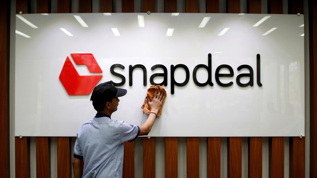 An employee cleans a Snapdeal logo at its headquarters in Gurugram on the outskirts of New Delhi. Image: Reuters