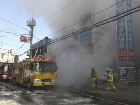 Fire in South Korean hospital kills 33, injures 70; PM holds emergency meeting to discuss response Fire in South Korean hospital kills 33, injures 70; PM holds emergency meeting to discuss response