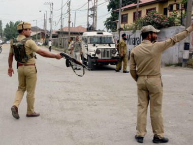 19 CRPF troopers injured in Srinagar road accident after jeep turns turtle 19 CRPF troopers injured in Srinagar road accident after jeep turns turtle