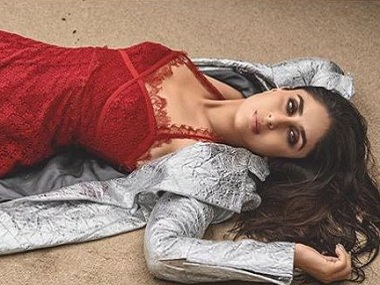 Kareena Kapoor, her 'photoshopped' Vogue shoot, and why we can't leave her the hell alone Kareena Kapoor, her 'photoshopped' Vogue shoot, and why we can't leave her the hell alone
