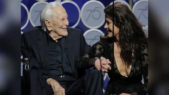 Golden Globes 2018: After rape-accused Kirk Douglas' standing ovation, Twitter loses its collective calm
