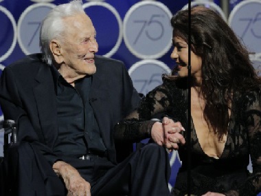 Golden Globes 2018: After rape-accused Kirk Douglas' standing ovation, Twitter loses its collective calm Golden Globes 2018: After rape-accused Kirk Douglas' standing ovation, Twitter loses its collective calm