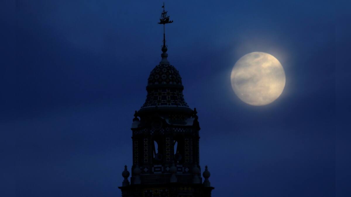 Lunar Showstopper: First 'super blue blood moon' in 35 years graces sky ...