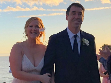 Actress-comedienne Amy Schumer marries partner Chris Fischer; Jennifer Aniston, Jake Gyllenhaal present at ceremony Actress-comedienne Amy Schumer marries partner Chris Fischer; Jennifer Aniston, Jake Gyllenhaal present at ceremony