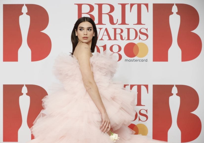 British singer-songwriter Dua Lipa poses on the red carpet on arrival for the BRIT Awards 2018 in London on February 21, 2018. / AFP PHOTO / Tolga AKMEN / RESTRICTED TO EDITORIAL USE NO POSTERS NO MERCHANDISE NO USE IN PUBLICATIONS DEVOTED TO ARTISTS