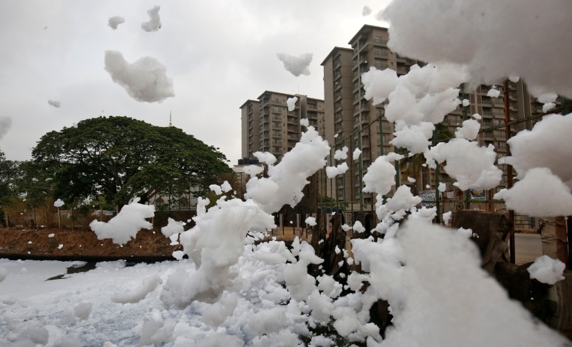 Toxic froth from the polluted Bellandur Lake is blown into the air by wind in Bengaluru, India, April 20, 2017. REUTERS/ Abhishek N. Chinnappa - RC153FD538F0