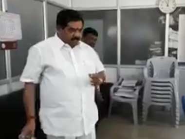 Bengaluru: Congress leader Narayanaswamy booked for threatening to set ablaze municipal office Bengaluru: Congress leader Narayanaswamy booked for threatening to set ablaze municipal office