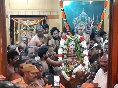 Jayendra Saraswathi interred in Kanchi Mutt; Tamil Nadu governor, Union ministers present during ceremony Jayendra Saraswathi interred in Kanchi Mutt; Tamil Nadu governor, Union ministers present during ceremony