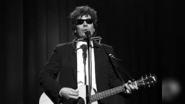 Jimmy Fallon channels Bob Dylan to criticise Trump in updated version of ‘The Times They Are A-Changin’