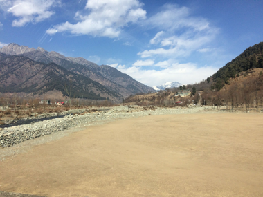 In Jammu and Kashmir, lack of snowfall, water crisis threaten to leave agriculture, tourism sectors high and dry In Jammu and Kashmir, lack of snowfall, water crisis threaten to leave agriculture, tourism sectors high and dry