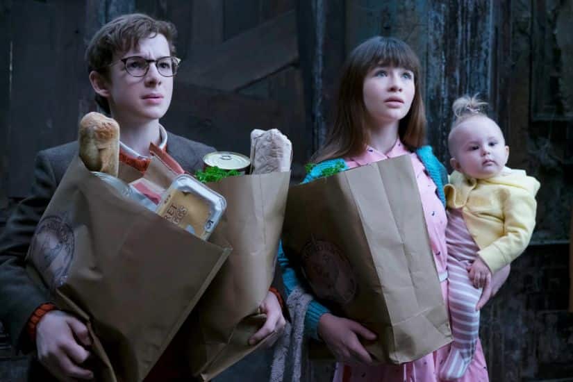 Louis Hynes as Klaus Baudelaire, Malina Weissman as Violet Baudelaire and Presley Smith as Sunny Baudelaire in A Series of Unfortunate Events. Netflix