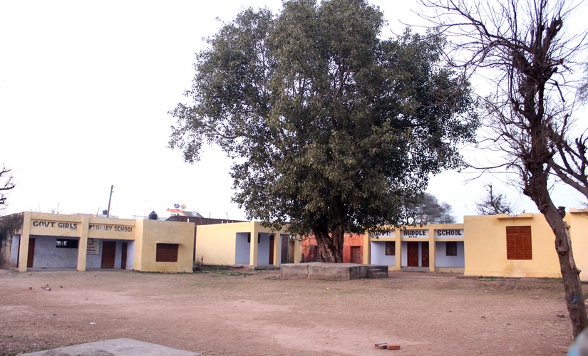 Jammu and Kashmir: Schools shut along LoC as Indian, Pakistani soldiers exchange heavy fire Jammu and Kashmir: Schools shut along LoC as Indian, Pakistani soldiers exchange heavy fire