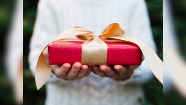 7 stages everyone goes through while buying a Valentine’s Day gift at the last moment