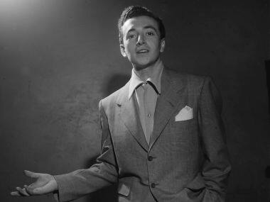 Vic Damone, legendary pop singer whose voice was admired by Frank Sinatra, passes away at 89