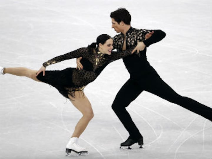 Winter Olympics 2018: Tessa Virtue, Scott Moir break short dance record; French pair waltzes through wardrobe malfunction