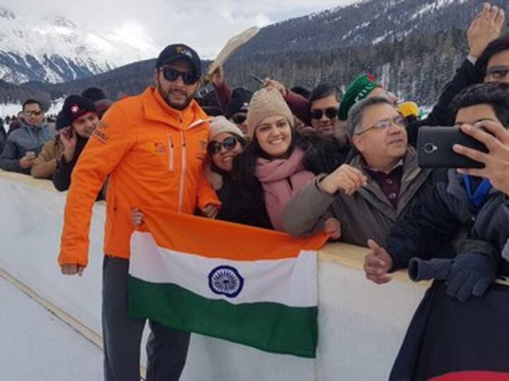 'Flag seedha karo': Shahid Afridi gets Twitter praise after thoughtful gesture while posing with Indian fans