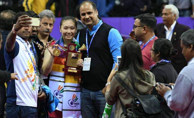 Beiwen Zhang poses with Anand Dubey (L) after winning the India Open.