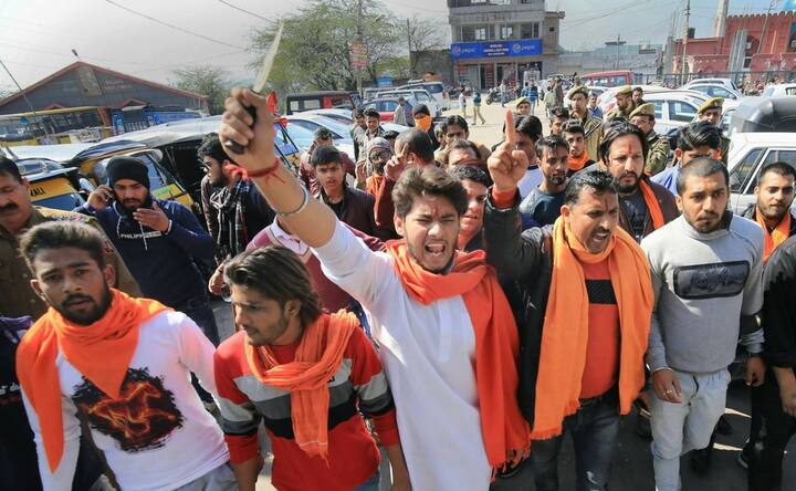 Valentine's Day in India: Bajrang Dal, VHP take to the streets; Delhi traders give away roses Valentine's Day in India: Bajrang Dal, VHP take to the streets; Delhi traders give away roses