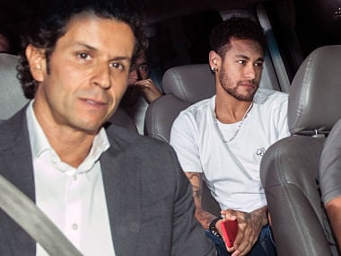 Brazilian superstar Neymar (R), is pictured next to his doctor Rodrigo Lasmar (L), upon his arrival in Belo Horizonte, Minas Gerais state, Brazil on March 2, 2018 ahead of an operation on his fractured foot. Brazilian superstar Neymar arrived in Belo Horizonte later Friday for surgery to mend a broken bone in his right foot, while an anxious footballing nation wondered if its World Cup build-up will also need urgent care. / AFP PHOTO / NELSON ALMEIDA