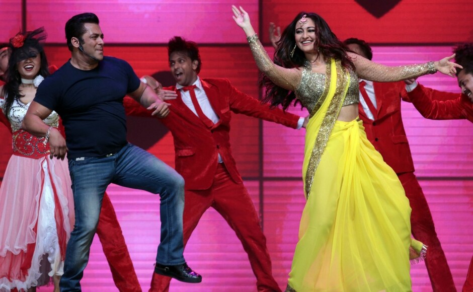 Salman Khan Katrina Kaif Sonakshi Sinha Take The Stage At The Da Bangg Tour In Pune Photos