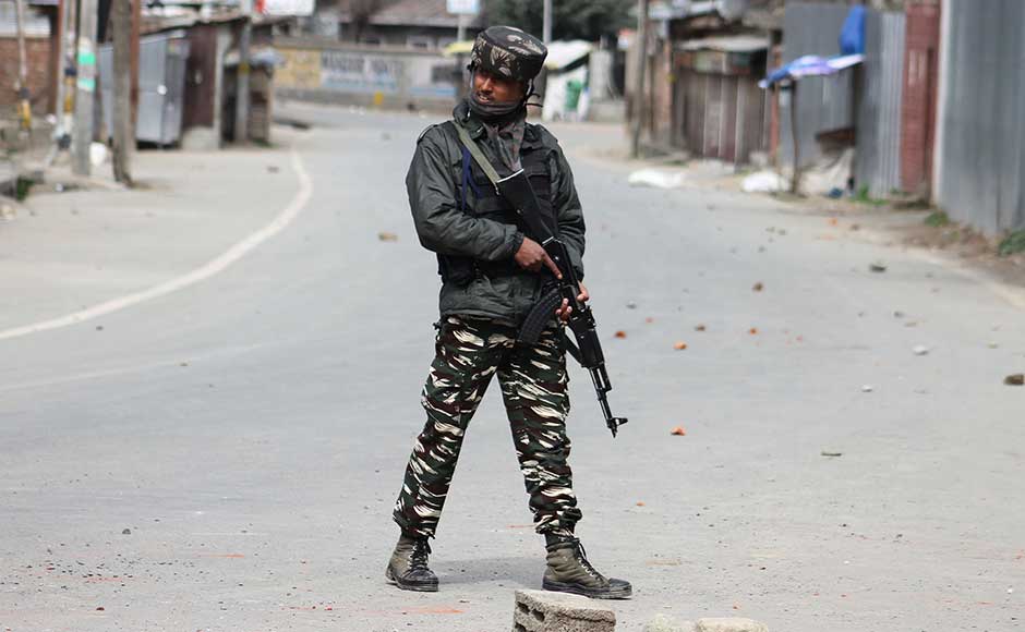 The official said that preliminary investigation have suggested both the killed terrorists (in an encounter in Dooru area of Anantnag) are FTs (foreign terrorists) from Pakistan. Security personnel blocked the National Highway to restrict civilian movement. Firstpost/Sameer Mushtaq Security forces gun down two JeM militants in Jammu and Kashmir's Anantnag district