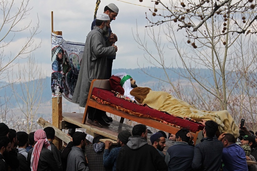 Funeral procession of Sohail Khalil Wagay, a civilian killed in army firing in Shopian district on Sunday. Image courtesy: Faisal Khan