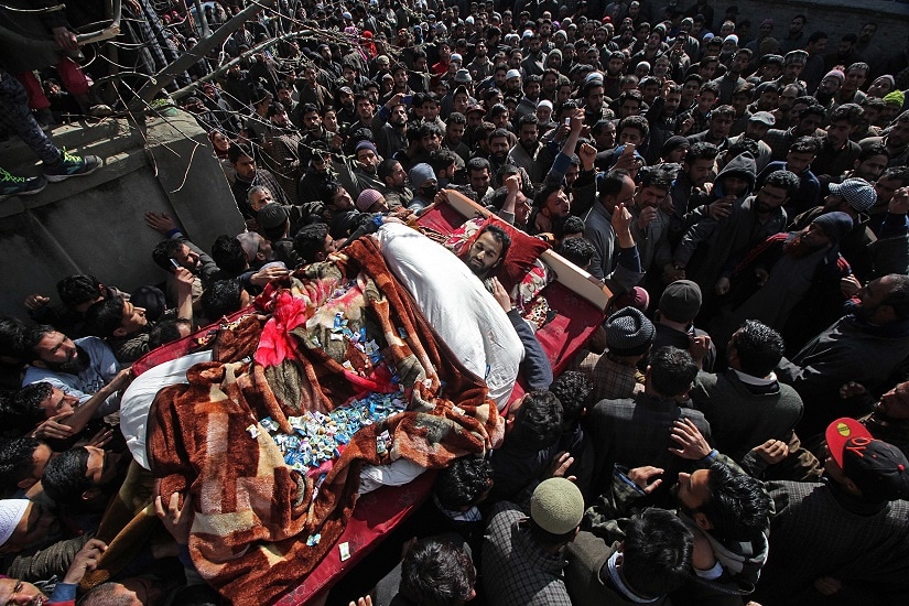 Funeral procession of Sohail Khalil Wagay, a civilian killed in army firing in Shopian district on Sunday. Image courtesy: Faisal Khan