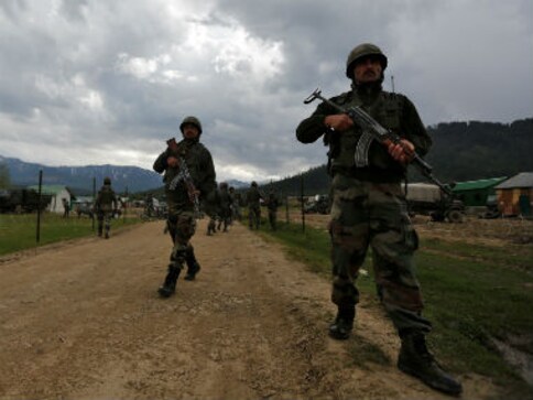 Pakistan violates ceasefire along LoC in Jammu and Kashmir's Rajouri sector, injures an Indian Army jawan Pakistan violates ceasefire along LoC in Jammu and Kashmir's Rajouri sector, injures an Indian Army jawan