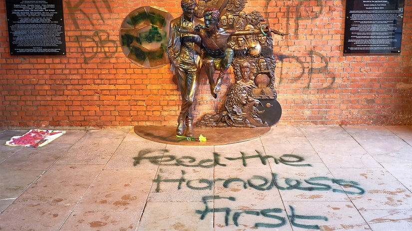 The vandalised David Bowie statue. Image via Twitter