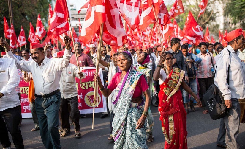 Farmers on the move with flags and banners. Image courtesy: PARI