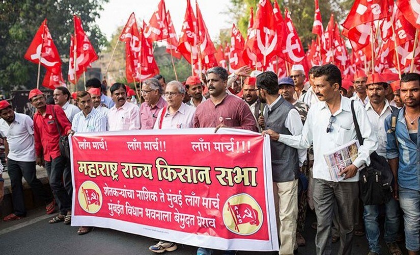 Farmers on the move with flags and banners. Image courtesy: PARI