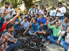 Jnu Protests Delhi Police Tenders Deepest Apologies To Two Media Persons Manhandled During March India News Firstpost Pay application fee online or offline on time for delhi police recruitment.