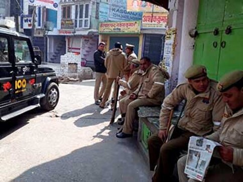 Protests in Allahabad after unidentified assailants kill lawyer; Akhilesh Yadav says govt a plaything for criminals Protests in Allahabad after unidentified assailants kill lawyer; Akhilesh Yadav says govt a plaything for criminals