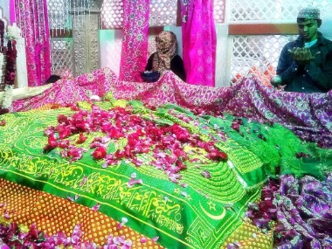 At the Maa Sahiba Dargah, simple qawwalis about maternal love, spiritual excellence At the Maa Sahiba Dargah, simple qawwalis about maternal love, spiritual excellence