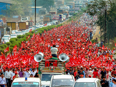 Maharashtra farmers protest: Fadnavis govt apathy towards agrarian crisis forces distressed cultivators to turn defiant Maharashtra farmers protest: Fadnavis govt apathy towards agrarian crisis forces distressed cultivators to turn defiant